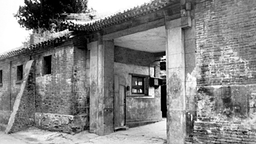 1951年7月，中央人民政府贸易部高级商业干部学校成立，校部在北京市东城区东四北九条32号。