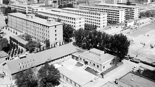 1981年11月，北京对外贸易学院成为全国首批硕士学位授予单位。